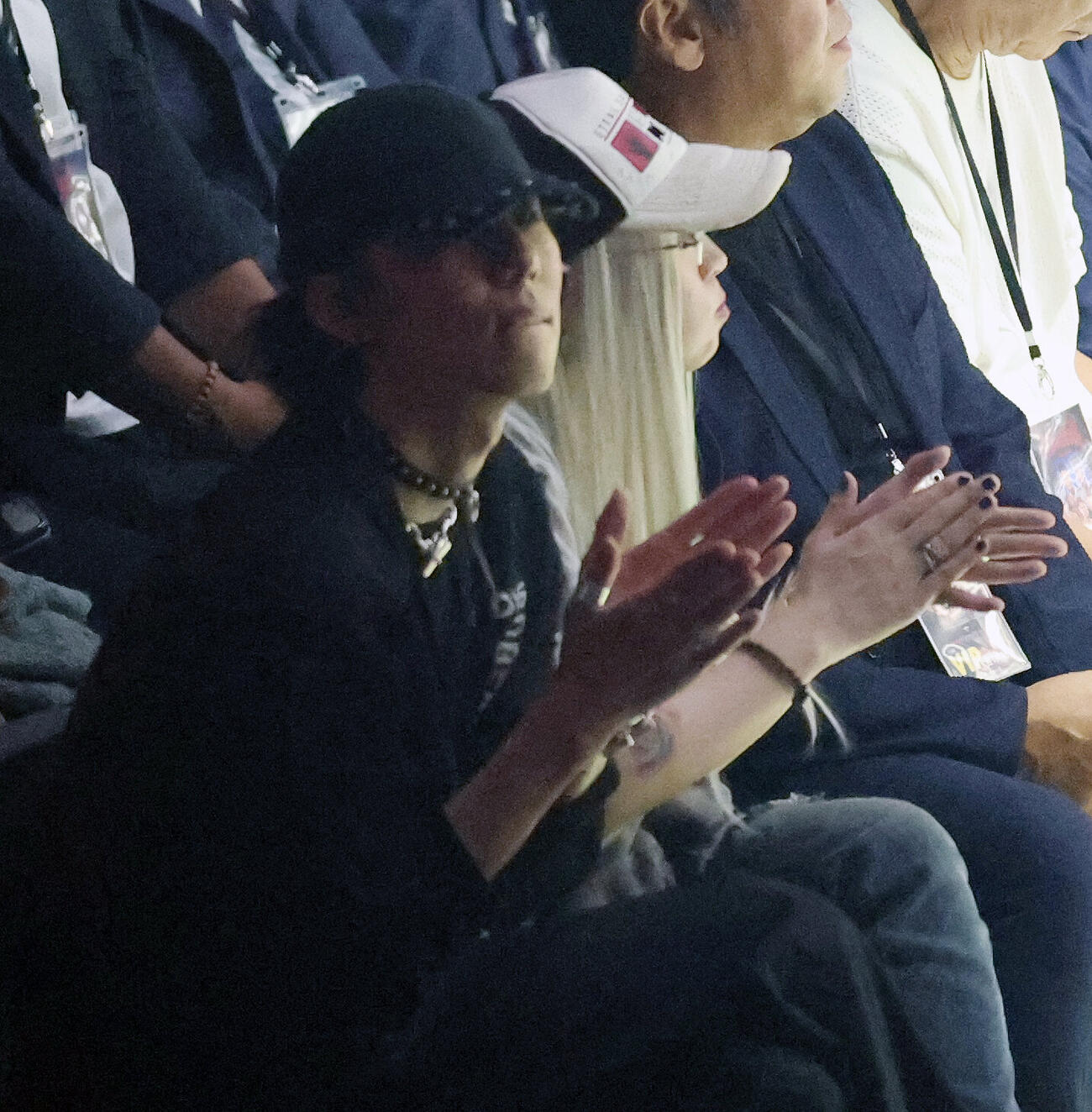 観戦に訪れたちゃんみな（右）と野田洋次郎（撮影・宮地輝）