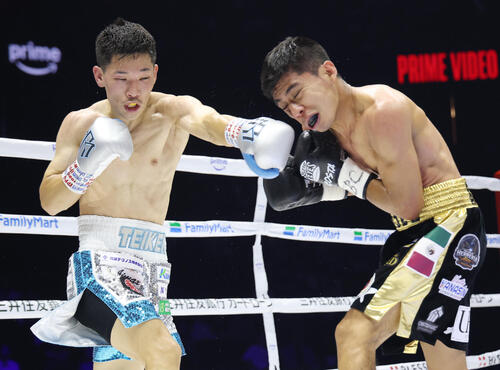 4回、ラッセル・アコスタ(右)に左ストレートを放つ松本流星(撮影・河田真司)