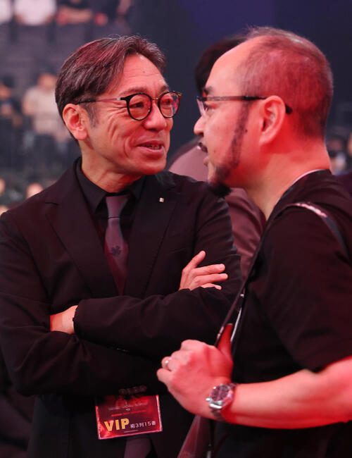 カメラマンの福田直樹氏(右)と言葉を交わす香川照之(市川中車)(撮影・河田真司)