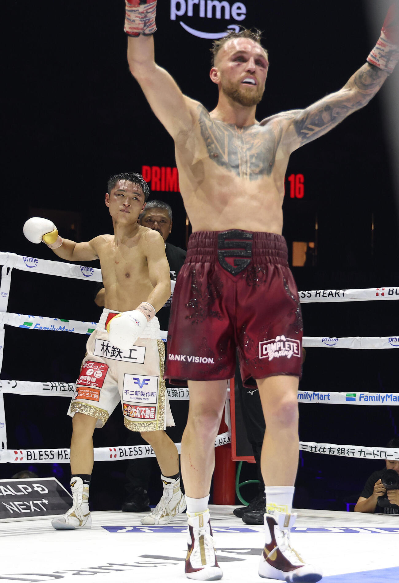 12回を戦い終えた西田凌佑（後方）。手前はサム・グッドマン（撮影・河田真司）