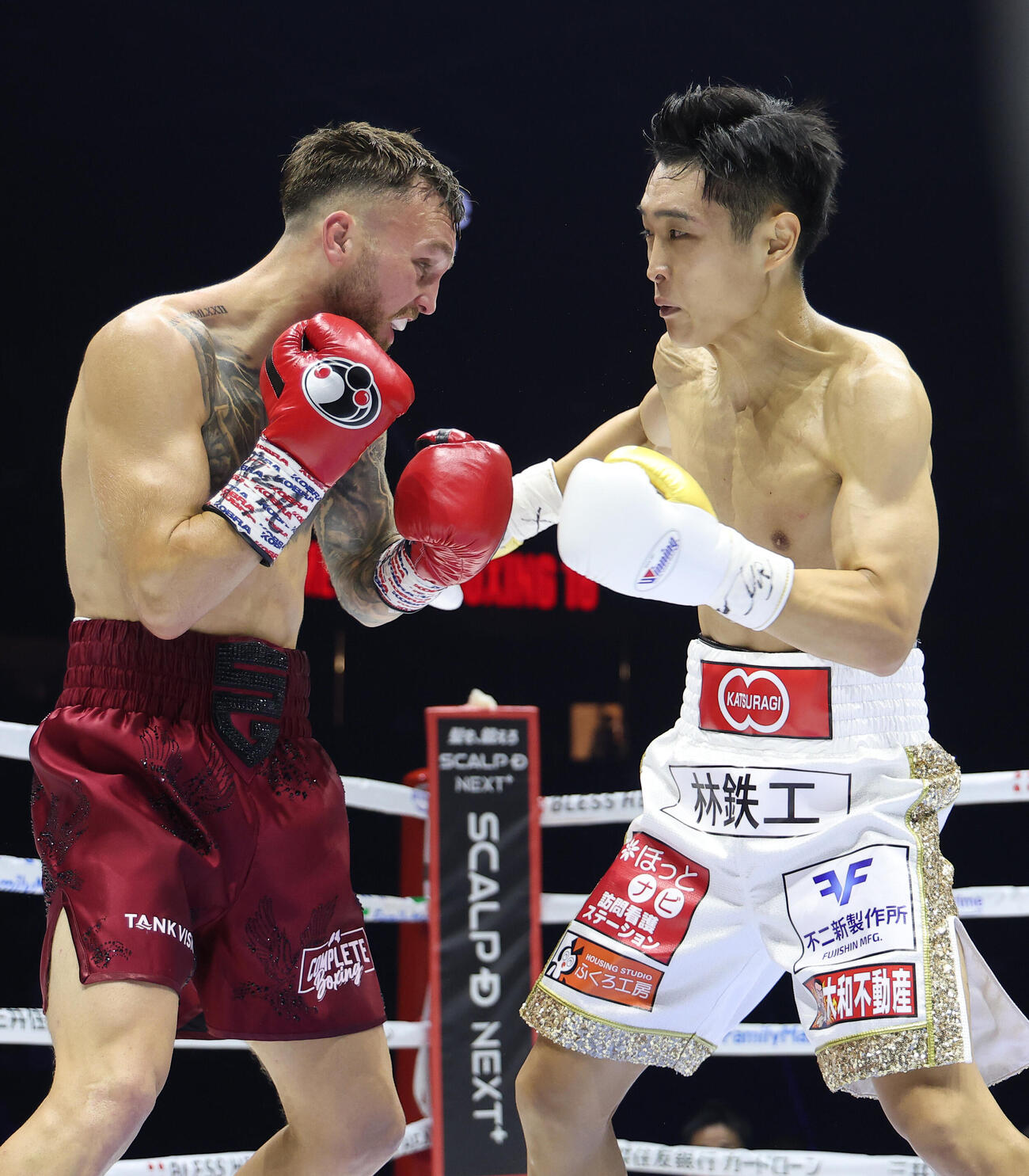 1回に臨む西田凌佑（右）とサム・グッドマン（撮影・河田真司）