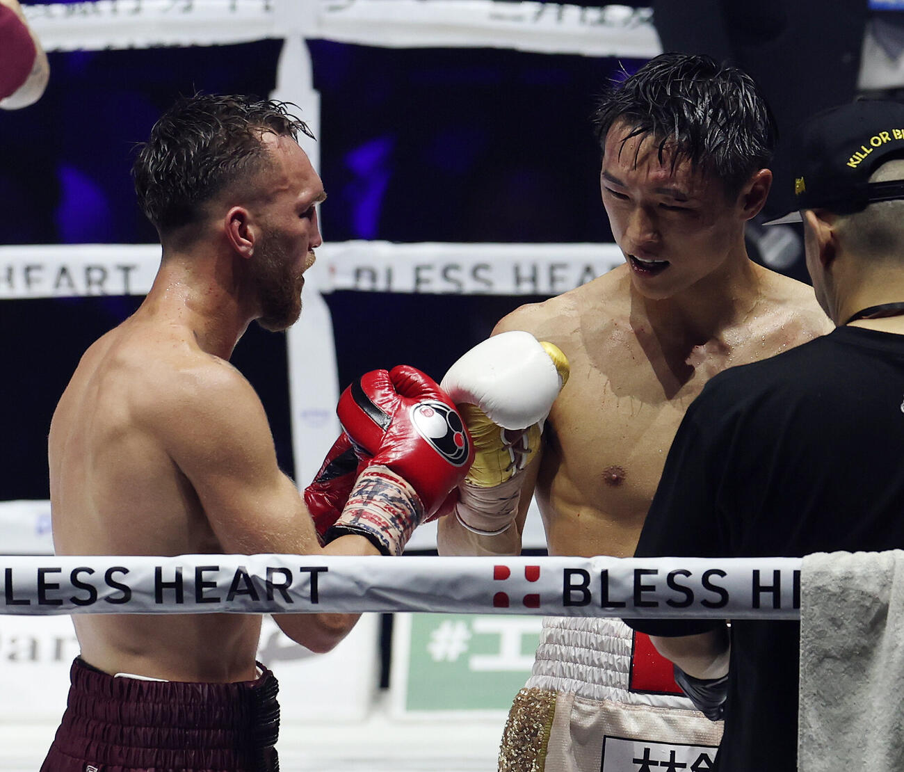 12回を終え、健闘をたたえ合うサム・グッドマン（左）と西田凌佑（撮影・宮地輝）