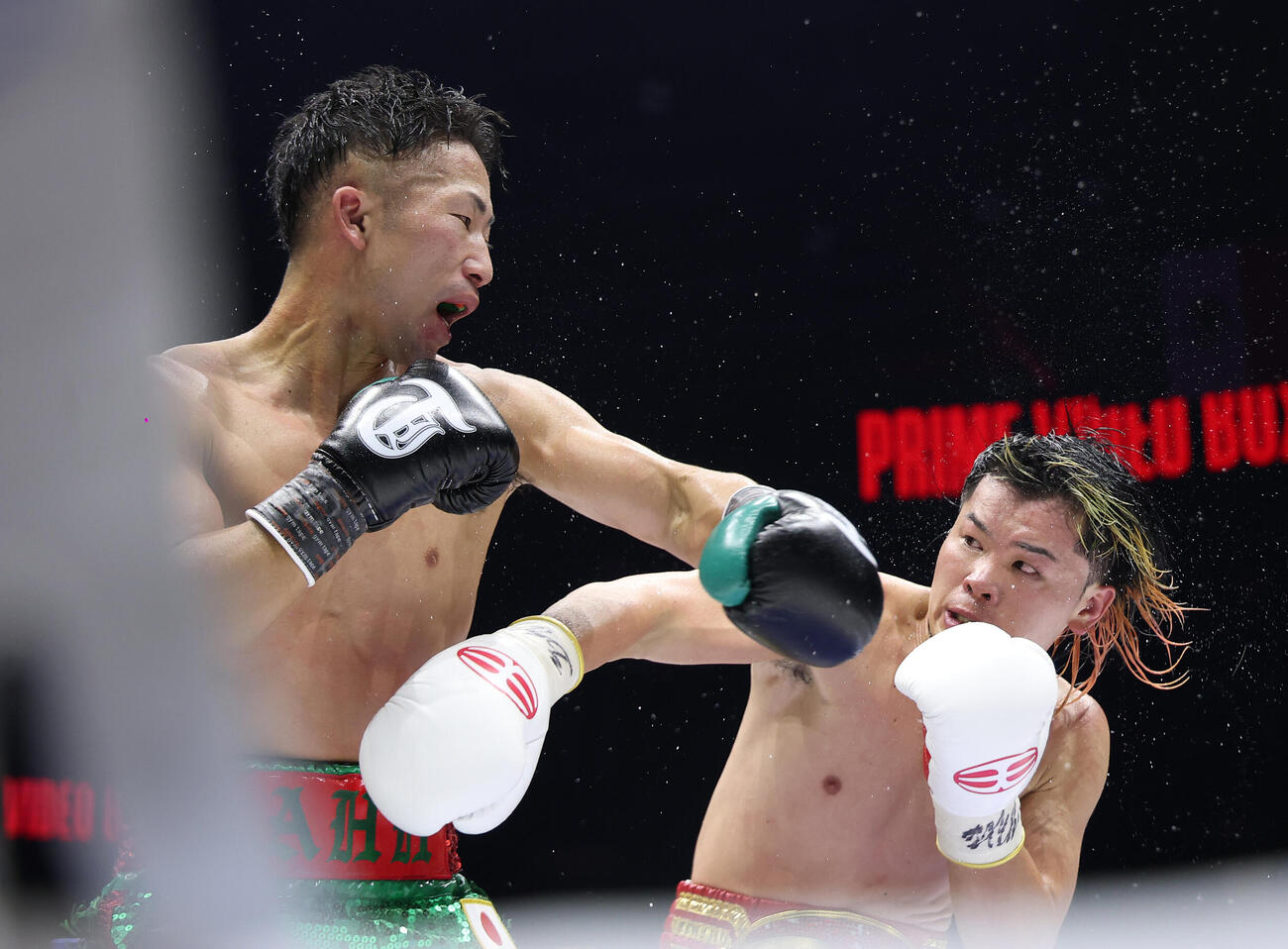 9回、打ち合う井上拓真（左）と那須川天心（撮影・河田真司）