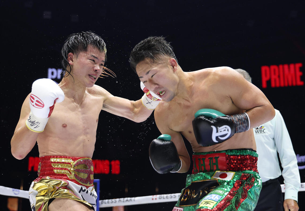 6回、井上拓真（右）にパンチを放つ那須川天心（撮影・河田真司）