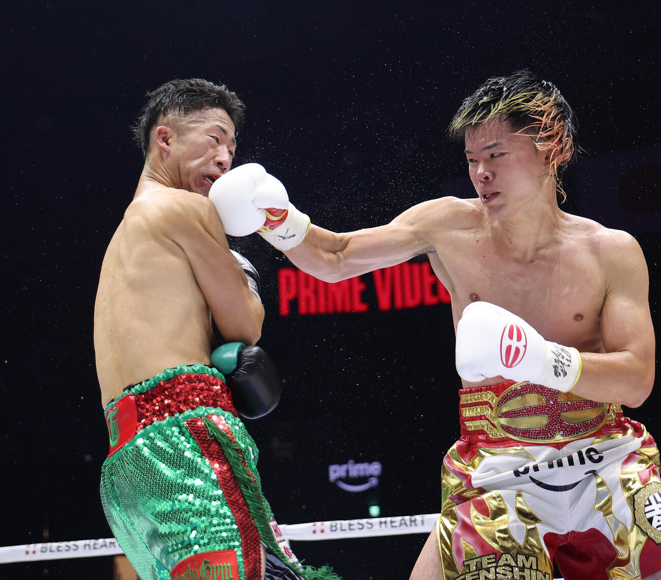 5回、井上拓真（左）にパンチを放つ那須川天心（撮影・河田真司）