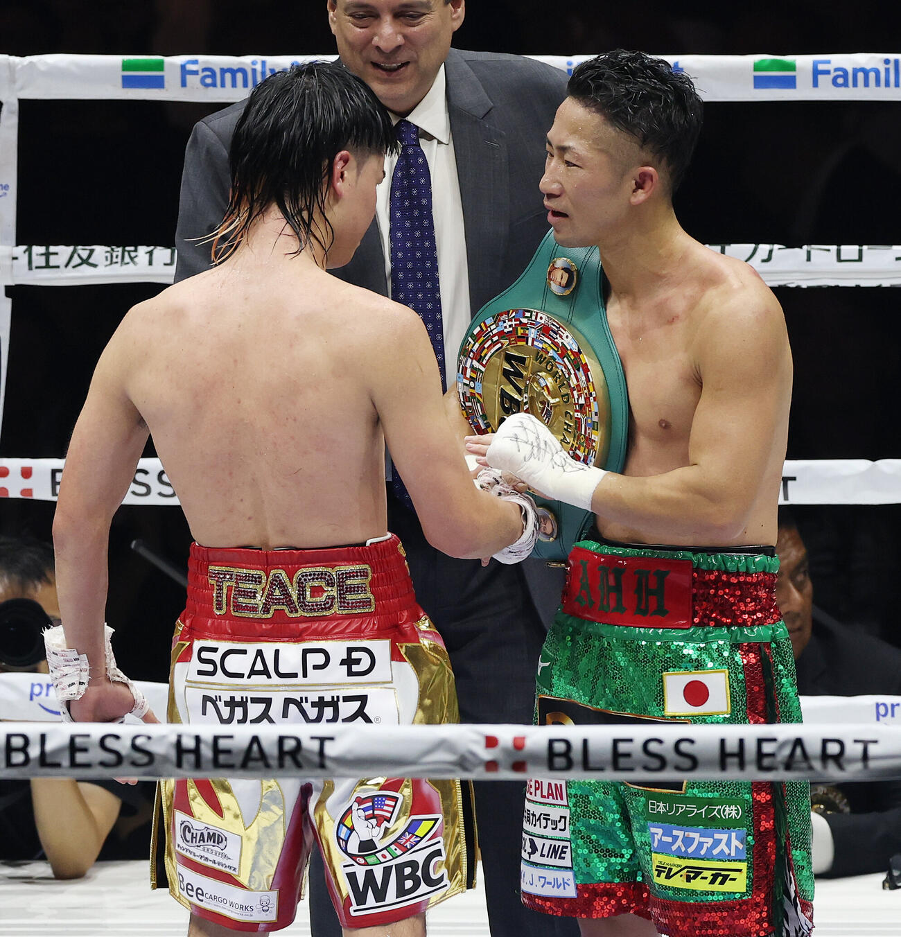 那須川天心（左）に判定勝ちし健闘をたたえ合う井上拓真（撮影・宮地輝）