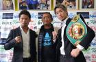 井岡一法会長（中央）を挟んで山本隆寛（左）と中谷正義（撮影・木村有三）