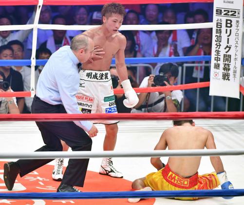 10回、ペッチバンボーン（右）からダウンを奪いKO勝ちした井上（撮影・小沢裕）