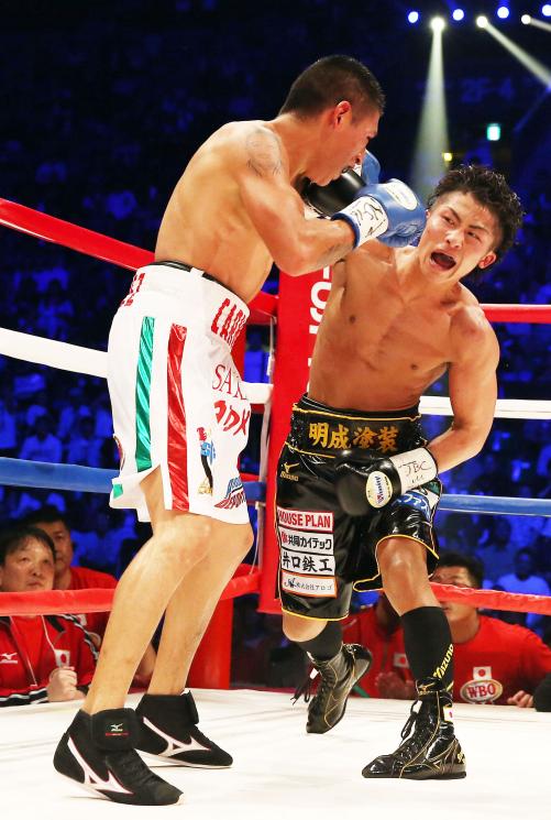 12回、カルモナ（手前）に気合の表情でパンチを見舞う井上（撮影・河野匠）