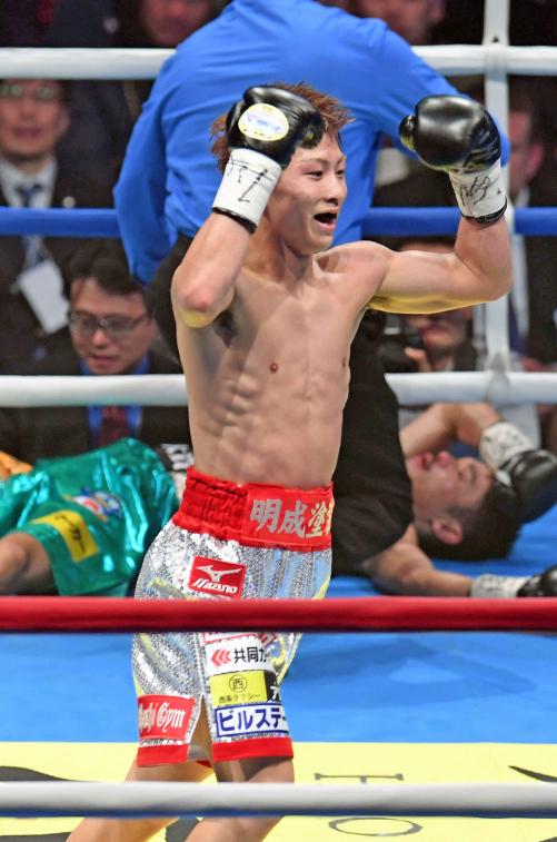 6回、河野（後方）にTKO勝ちした井上尚は笑顔でガッツポーズ（撮影・たえ見朱実）