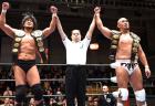 和田京平レフェリーから勝ち名乗りを受ける大森隆男（左）と秋山（撮影・下田雄一）