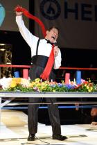 72歳の誕生日を迎え誕生ケーキを前に気勢を上げるアントニオ猪木(撮影・下田雄一)