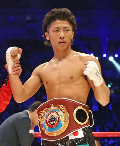 防衛戦を制し、ポーズを取る井上（撮影・河野匠）