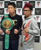 ＷＢＣアトム級王者小関（左）、挑戦者アリコ