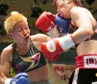 IBF女子世界ライトフライ級王者柴田(右)に左フックを浴びせる花形(撮影・中島郁夫)