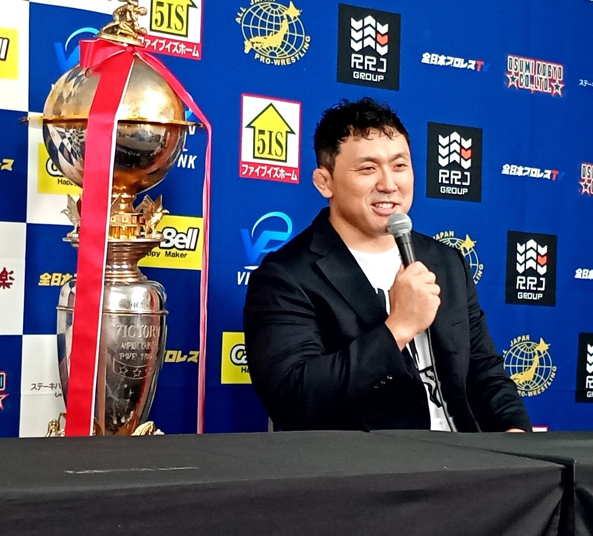 一夜明け会見で記者の質問に答える鈴木秀樹