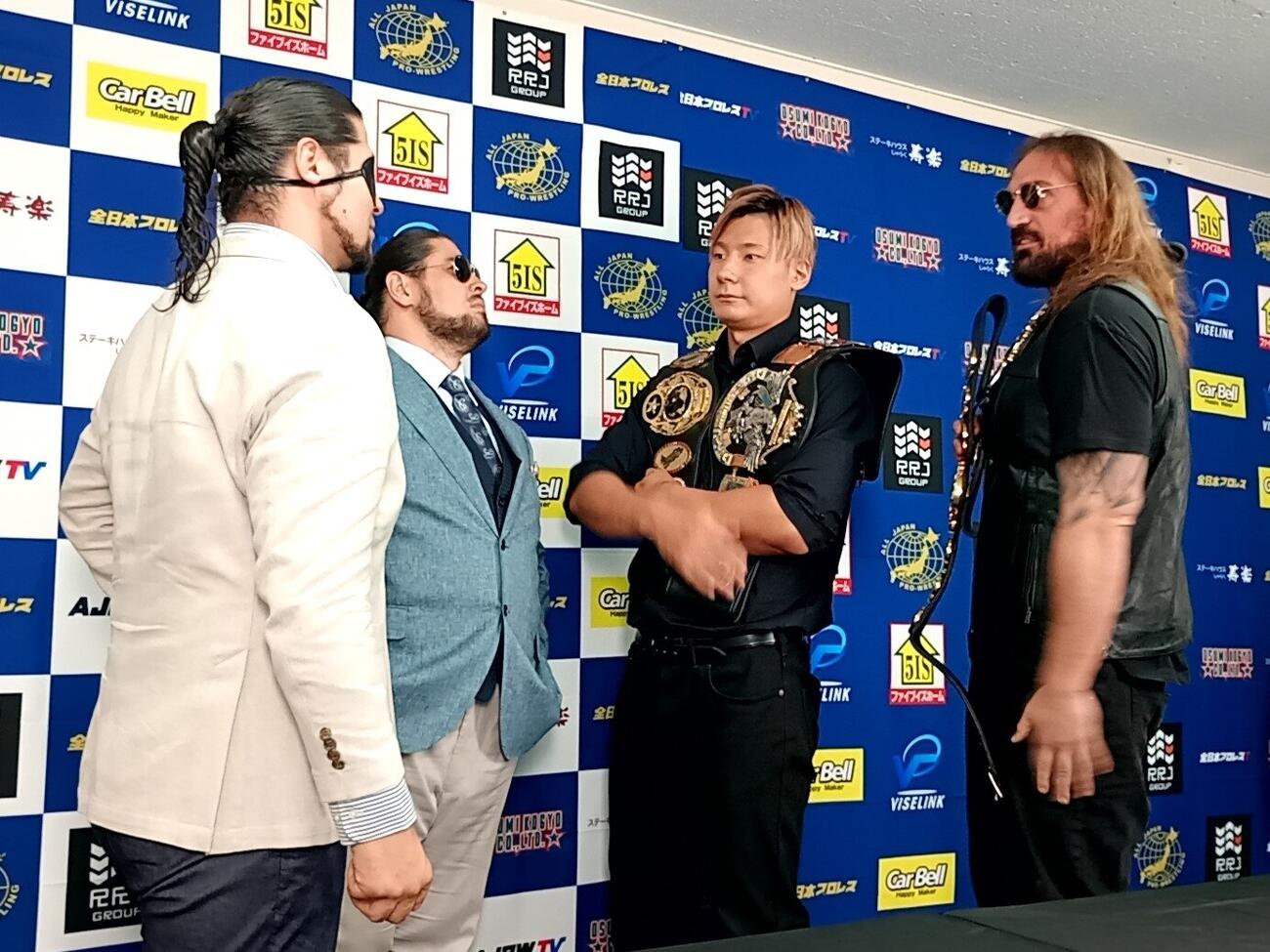 にらみ合う（左から）斉藤ジュン、斉藤レイ、綾部蓮、タロース
