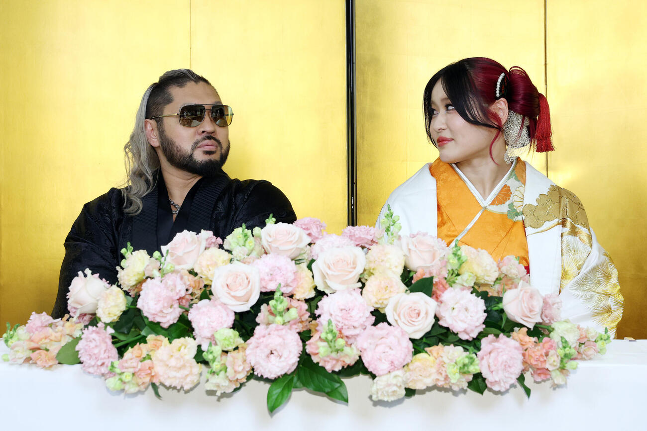 結婚発表会見で見つめ合うNARAKU（左）とイヨ・スカイ（撮影・宮地輝）