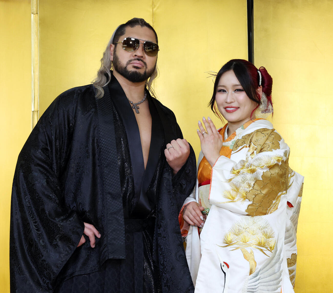 結婚を発表し指輪を披露するEVIL（左）とイヨ・スカイ（撮影・宮地輝）