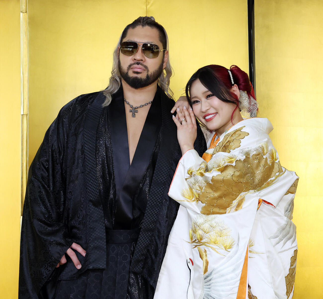 結婚を発表し記念撮影に納まるNARAKU（左）とイヨ・スカイ（撮影・宮地輝）