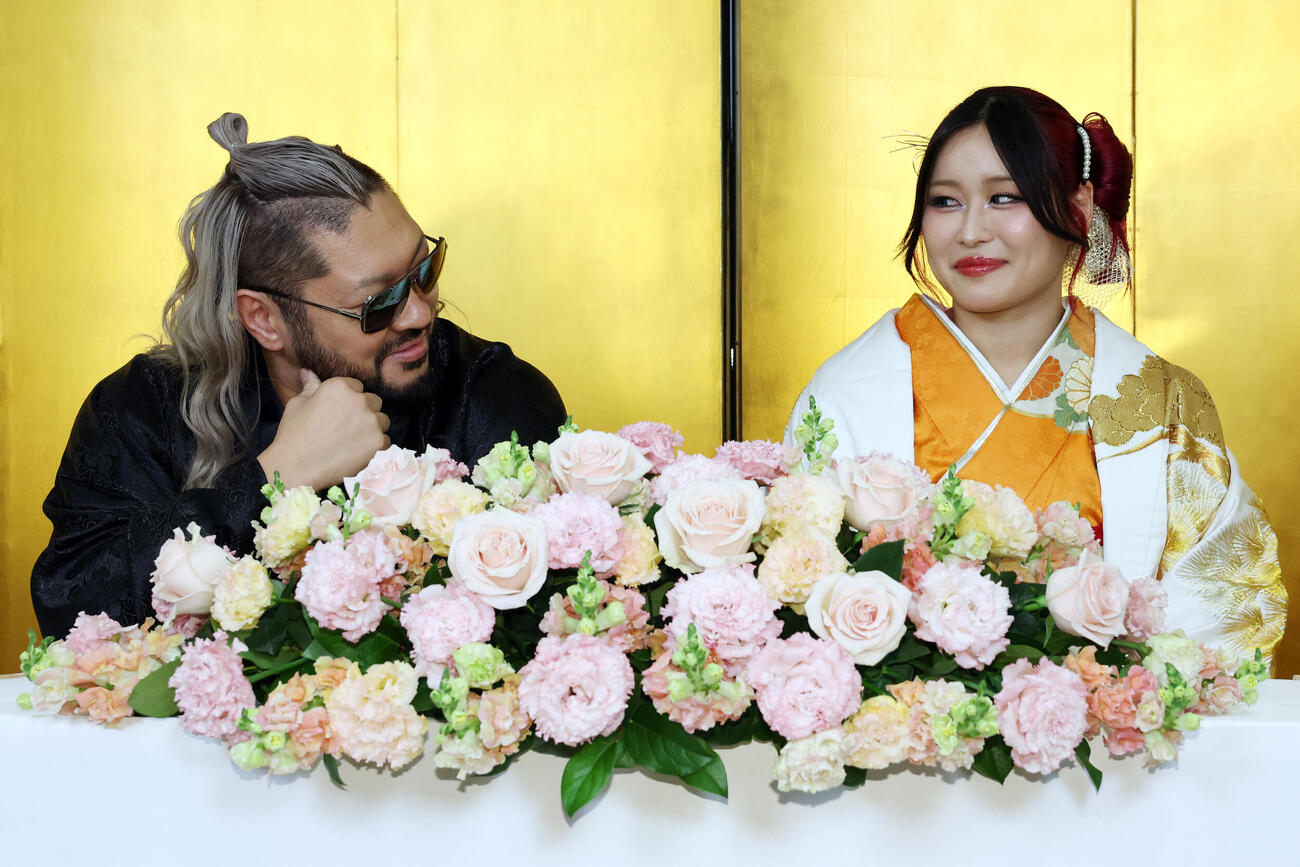 結婚発表会見で見つめ合うNARAKU（左）とイヨ・スカイ（撮影・宮地輝）