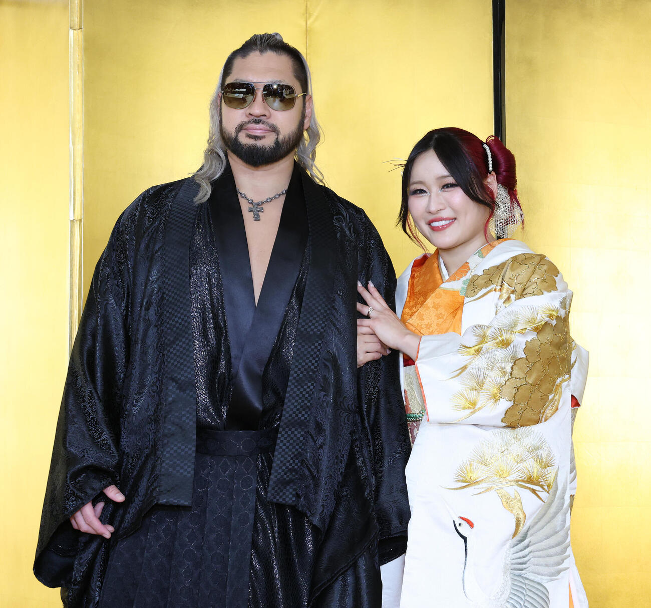 結婚を発表し記念撮影に納まるNARAKU（左）とイヨ・スカイ（撮影・宮地輝）