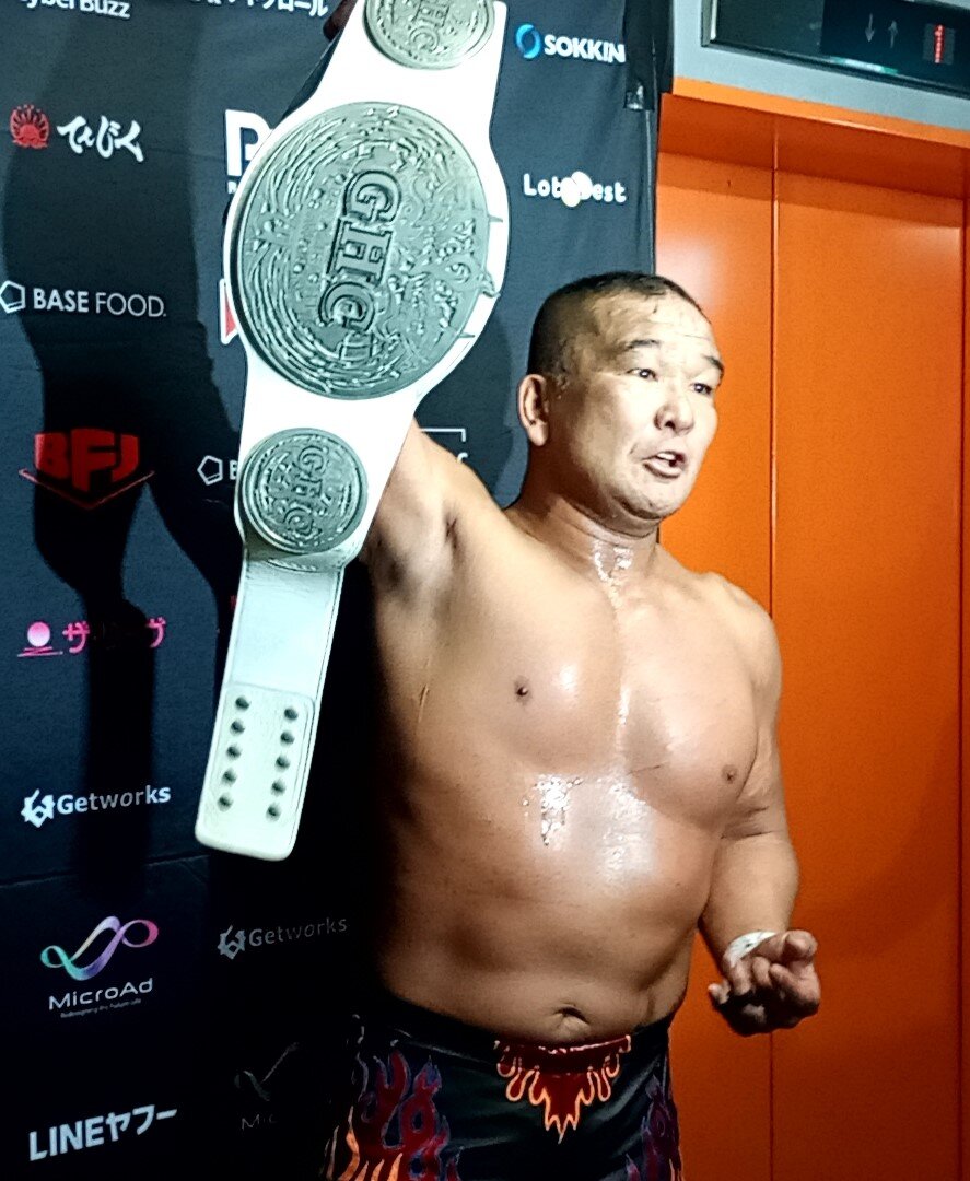 ベルトをアピールする田中将斗