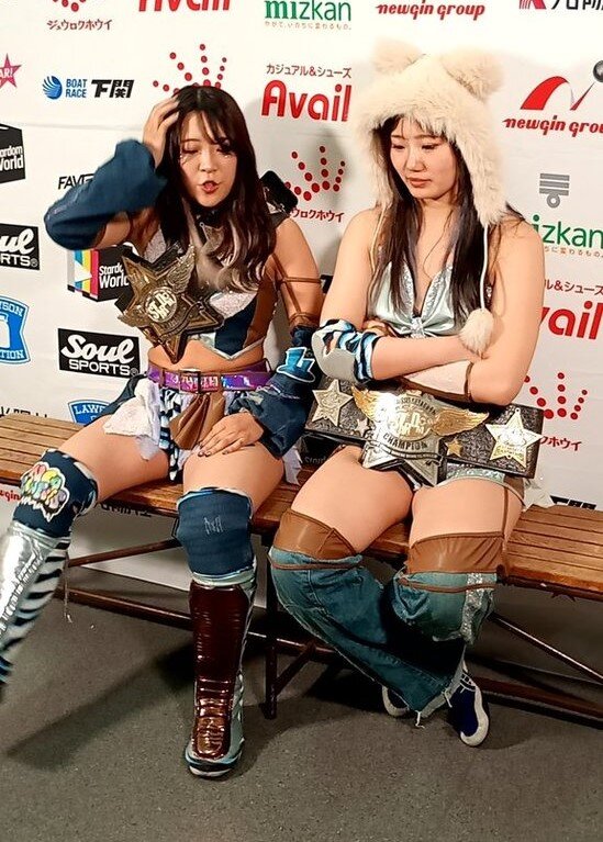 17日後楽園大会での天咲光由（右）とAZM