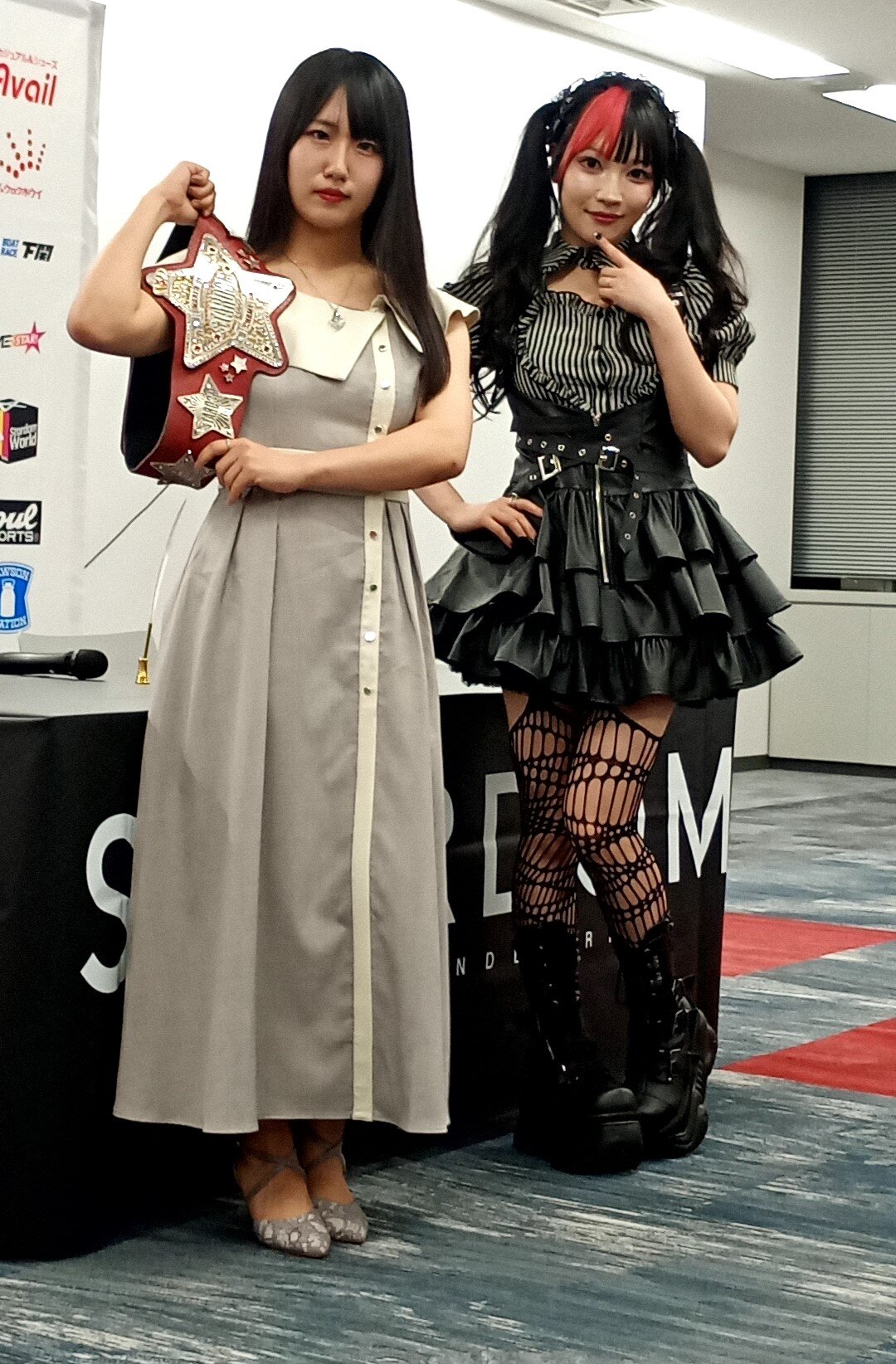 玖麗さやか（左）と伊藤麻希