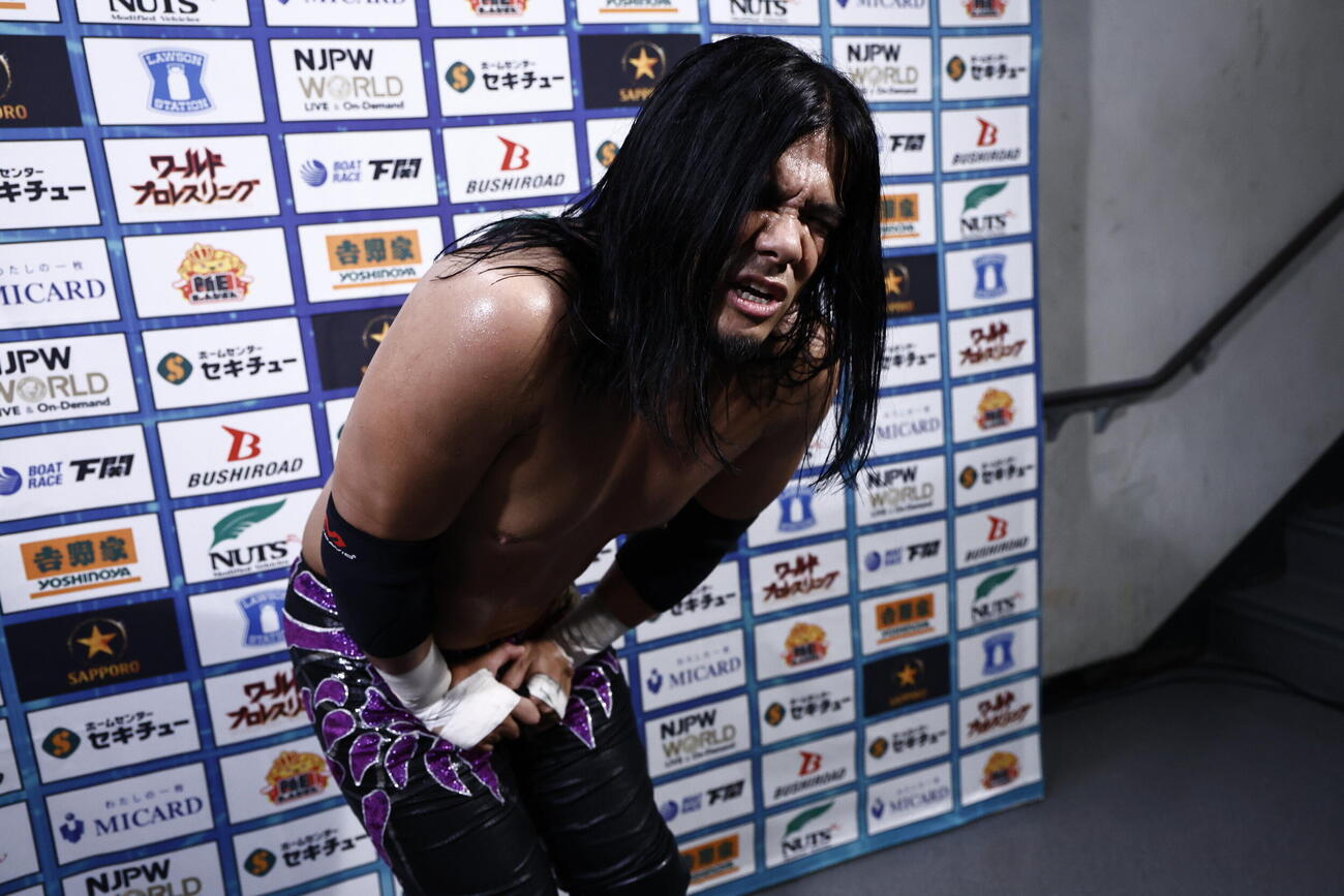 バックステージでも股間を押さえる佐々木大輔（C）新日本プロレス