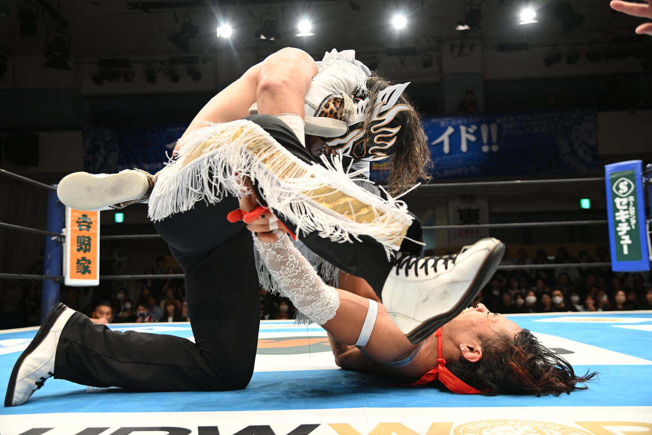 ヌメロ・ドスで豹（下）からタップを奪ったデスペラード（C）新日本プロレス