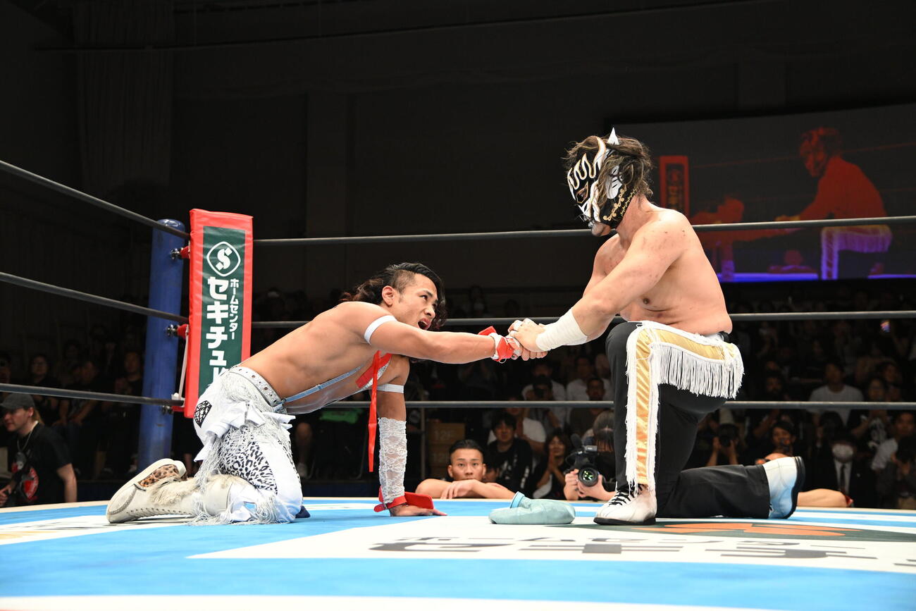 試合後、握手した豹（左）とデスペラード（C）新日本プロレス