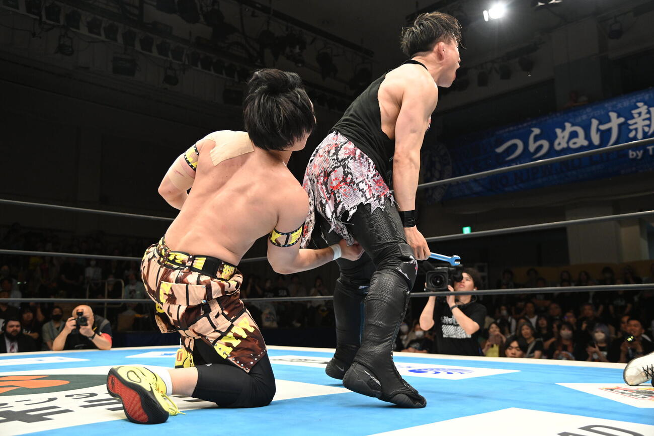 YOHはSHOの背後から金的攻撃を見舞った（C）新日本プロレス