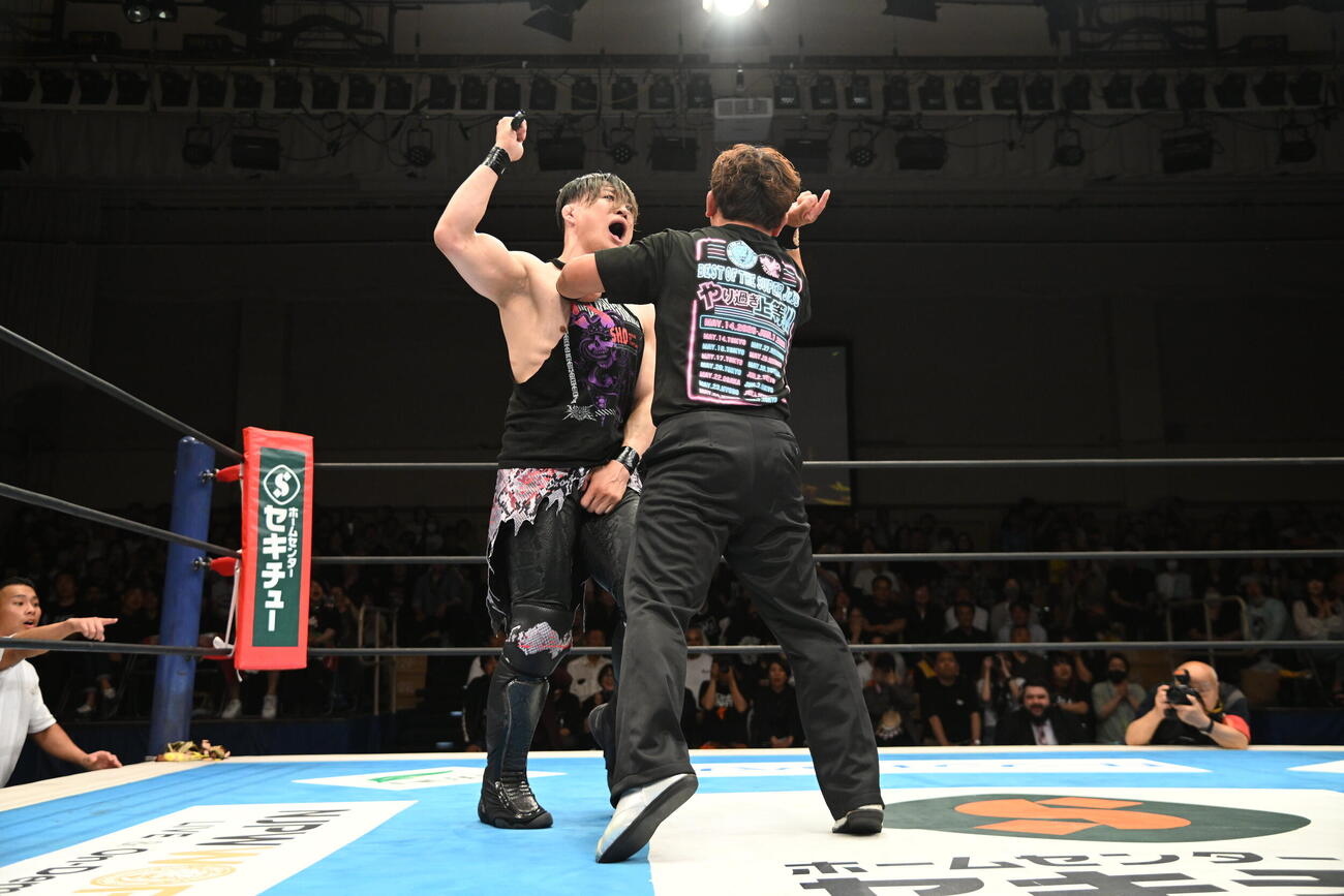 反則負けを告げられるSHO（C）新日本プロレス