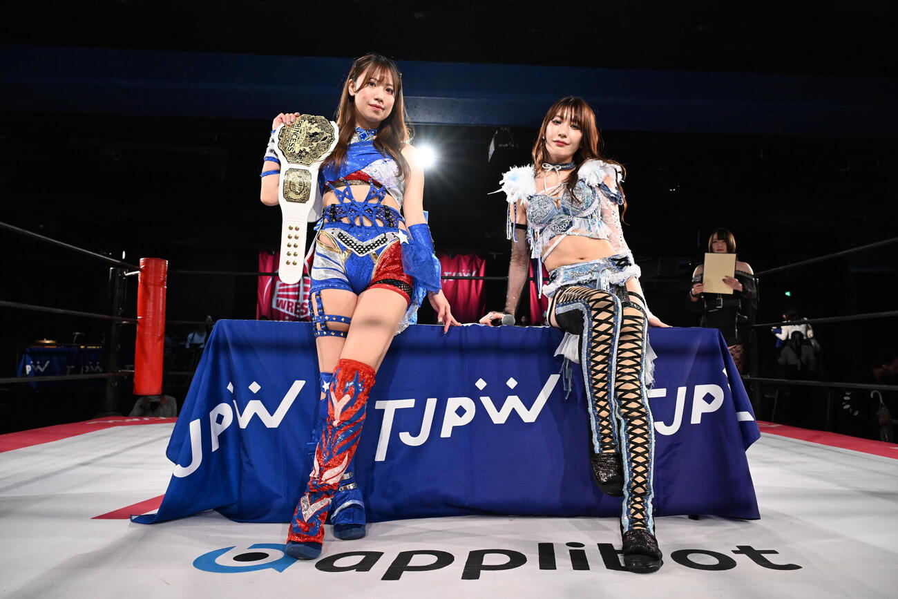 プリプリ王座戦で戦う王者荒井優希（左）と挑戦者上福ゆき（C）東京女子プロレス