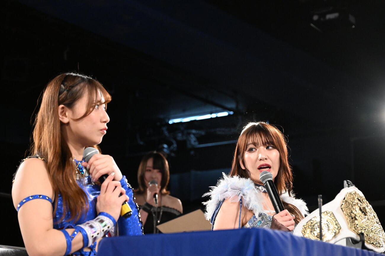 荒井優希（左）に向かって「顔蹴ったら許さない」とくぎを刺した上福ゆき（C）東京女子プロレス