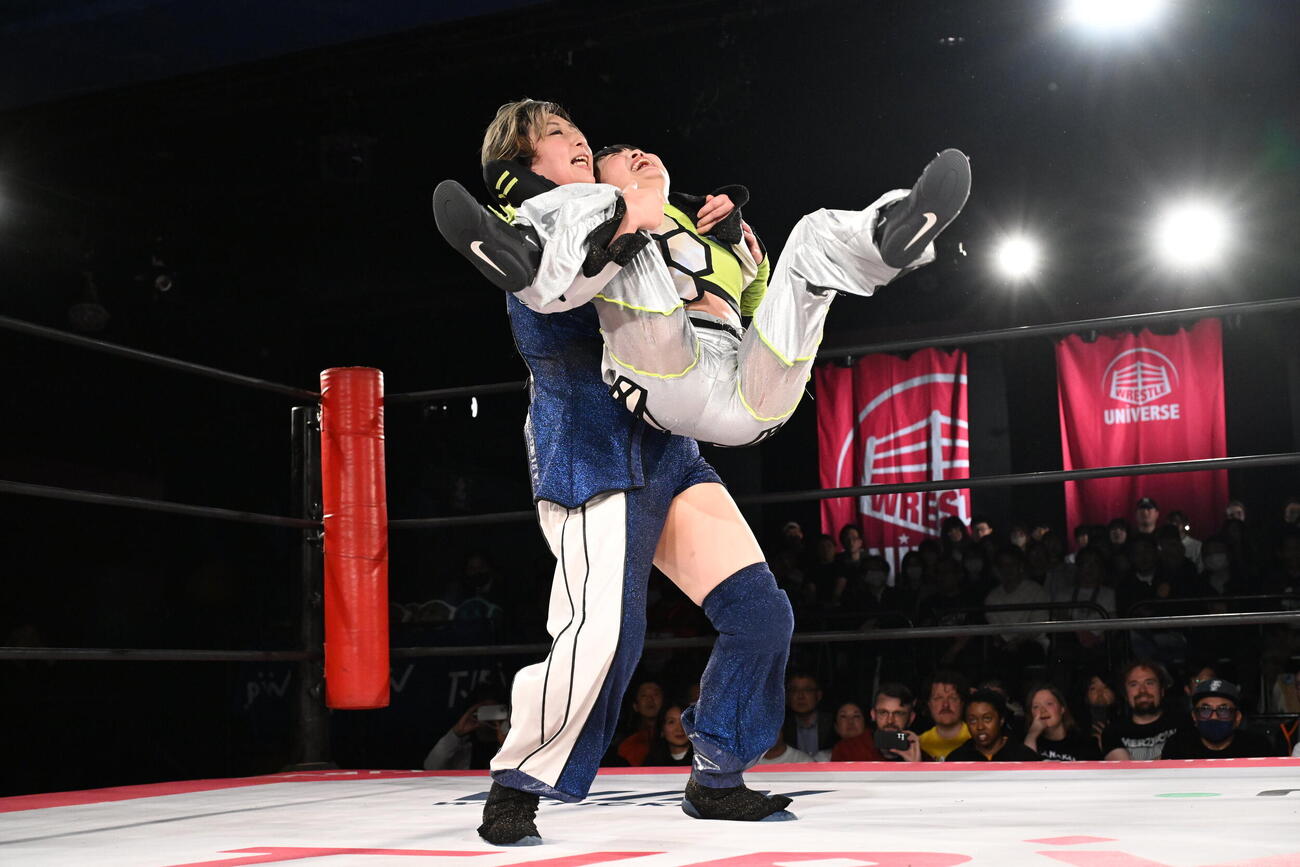サイドバスターで鈴芽をたたきつける桐生真弥（左）（C）東京女子プロレス
