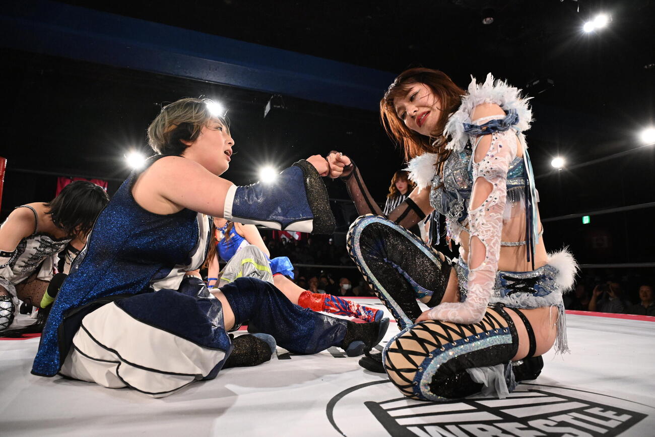 勝ってグータッチの桐生真弥（左）と上福ゆき（C）東京女子プロレス