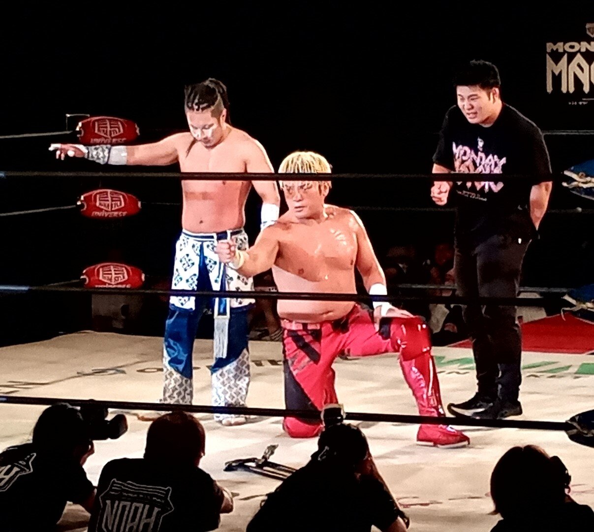 勝利後の（左から）AMAKUSA、拳王、お尻の穴を押さえる小柳勇斗