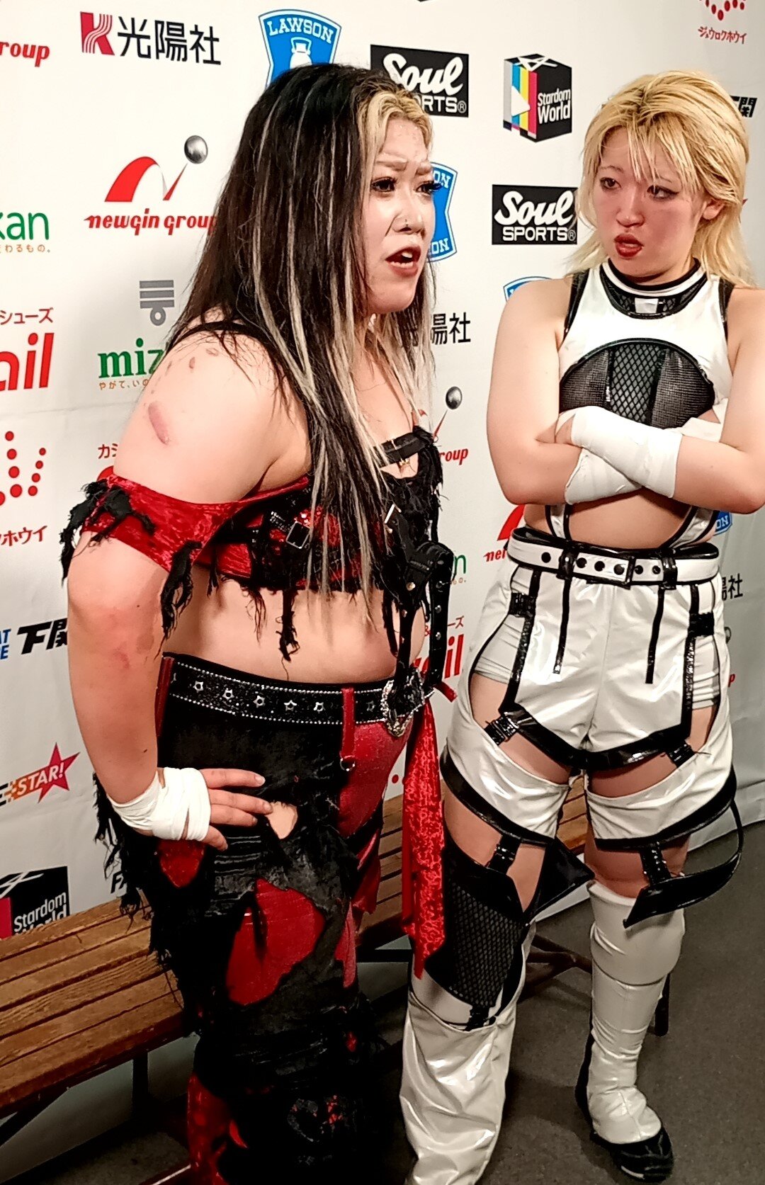 前哨戦に勝利して気勢を上げた鈴季すず（左）と鉄アキラ