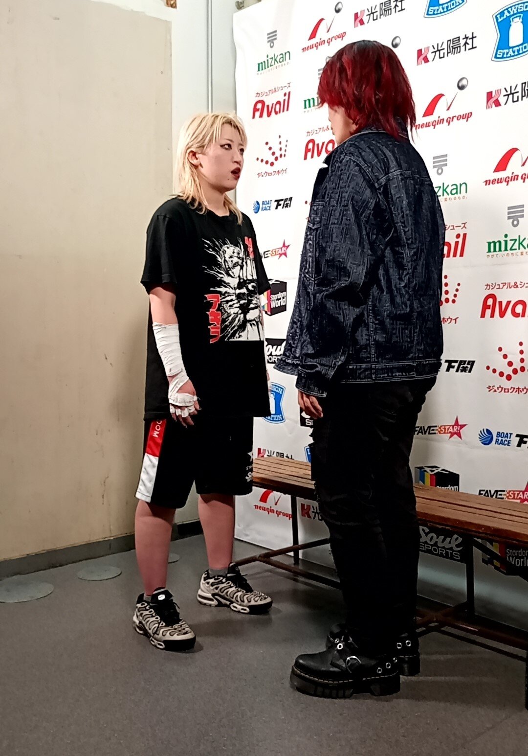 鉄アキラ（左）から対戦を直訴された林下詩美