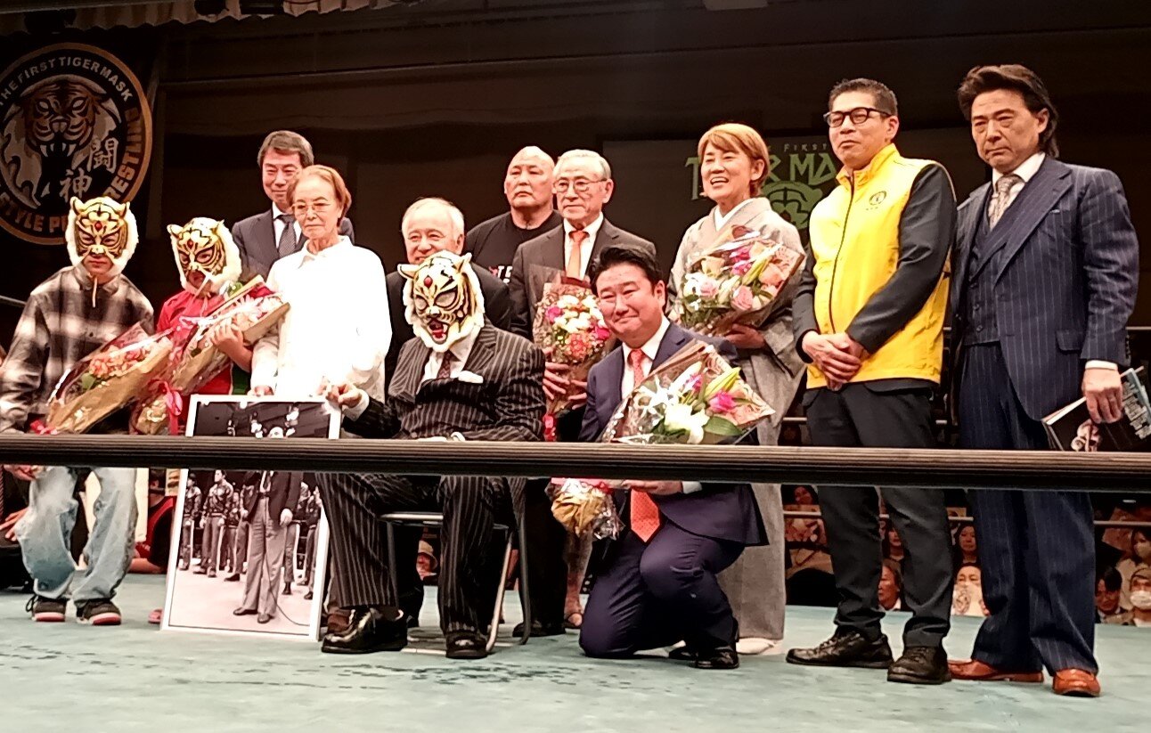 記念撮影する佐山聡（前列中央）やエンセン井上（後列右から5人目）、猪木啓介氏（同4人目）、山田邦子（同3人目）ら