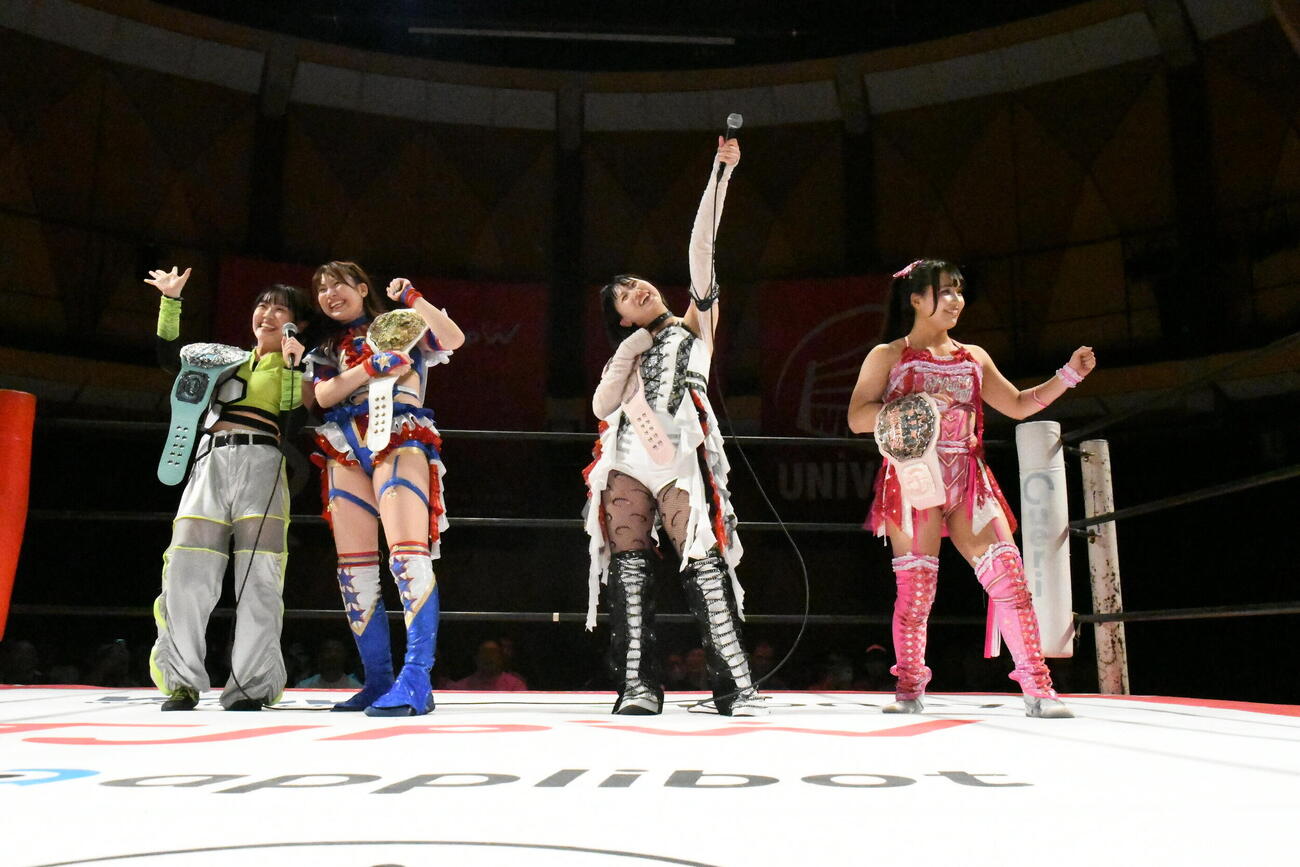 勝利した（左から）鈴芽、荒井優希、辰巳リカ、渡辺未詩（C）東京女子プロレス