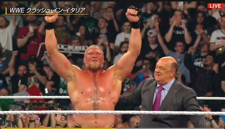 WWEクラッシュ・イン・イタリアで「支配者」オバ・フェミとの再戦を制してガッツポーズするブロック・レスナー（左）。右は代理人ポール・ヘイマン（C）AbemaTV,Inc.