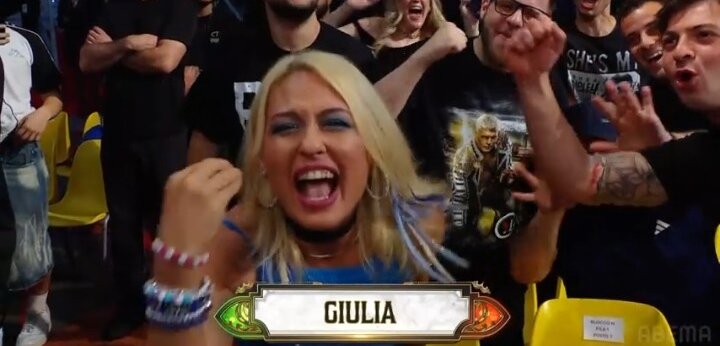 WWEのクラッシュ・イン・イタリア大会を観客席から視察したジュリアはファンと熱狂（C）AbemaTV,Inc.