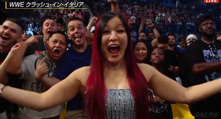 観客席からWWEクラッシュ・イン・イタリアを視察したイヨ・スカイ（C）AbemaTV,Inc.