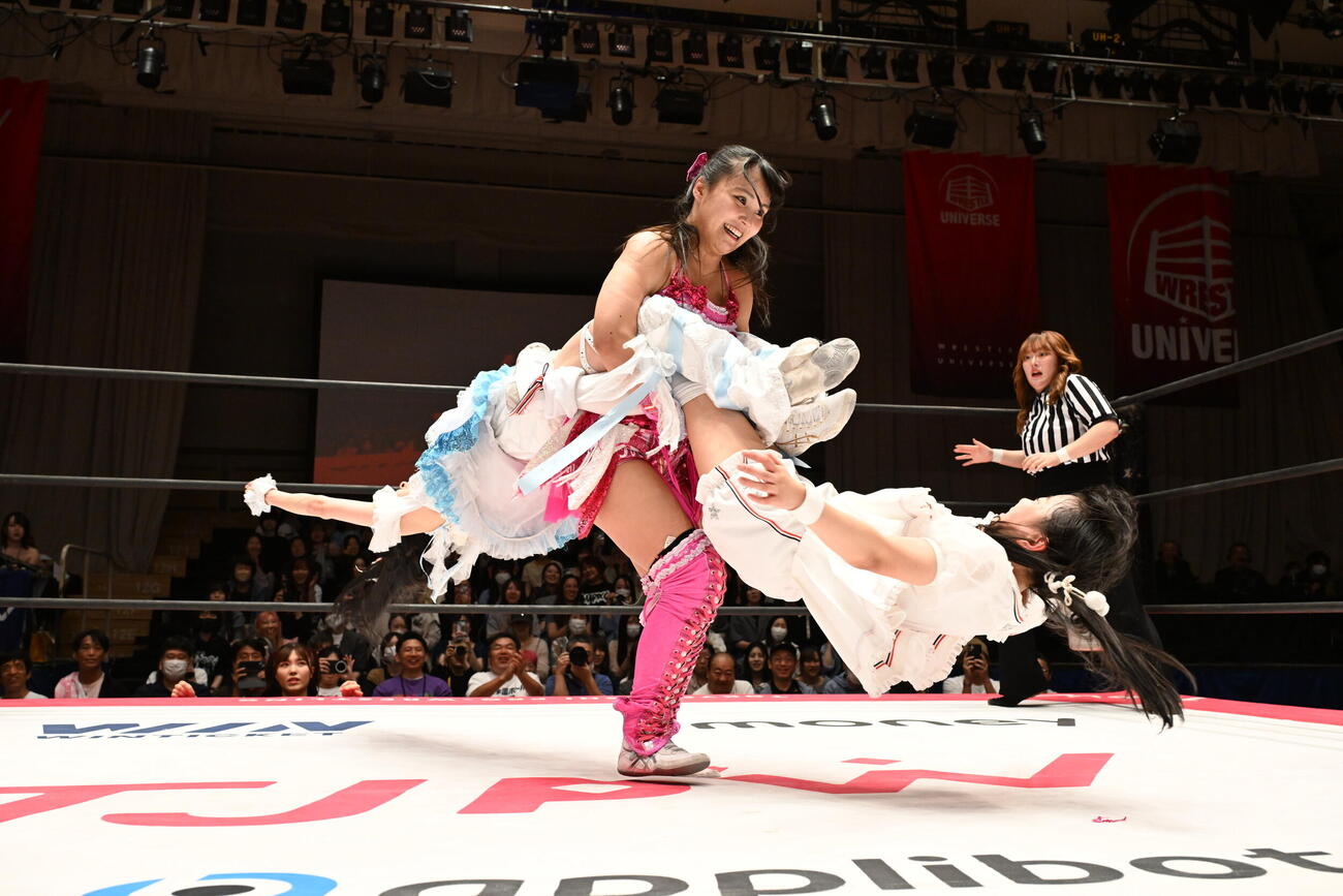 瑞希（左）と高見汐珠（右）の2人をまとめてジャイアントスイングで回す渡辺未詩（C）東京女子プロレス