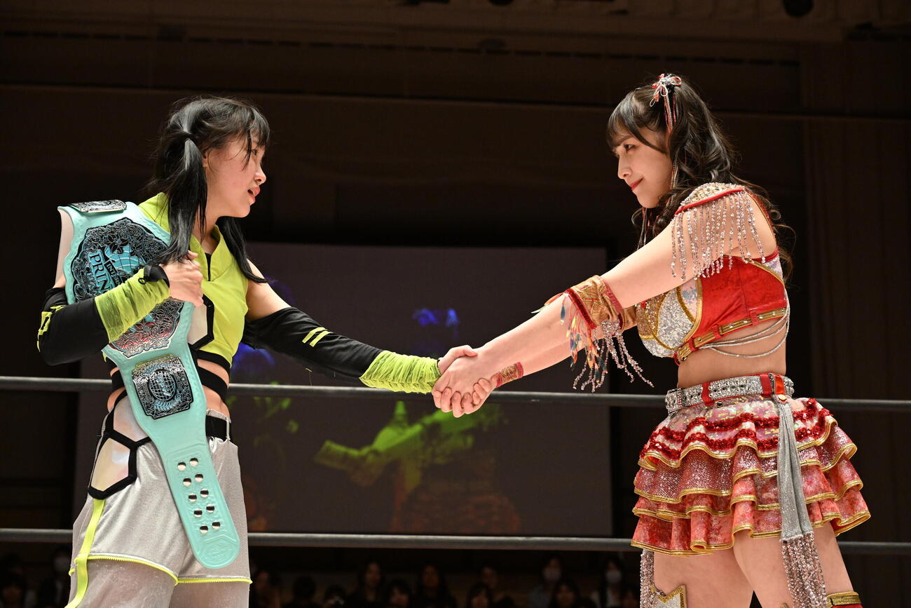 挑戦を直訴した上原わかな（右）と握手する鈴芽（C）東京女子プロレス