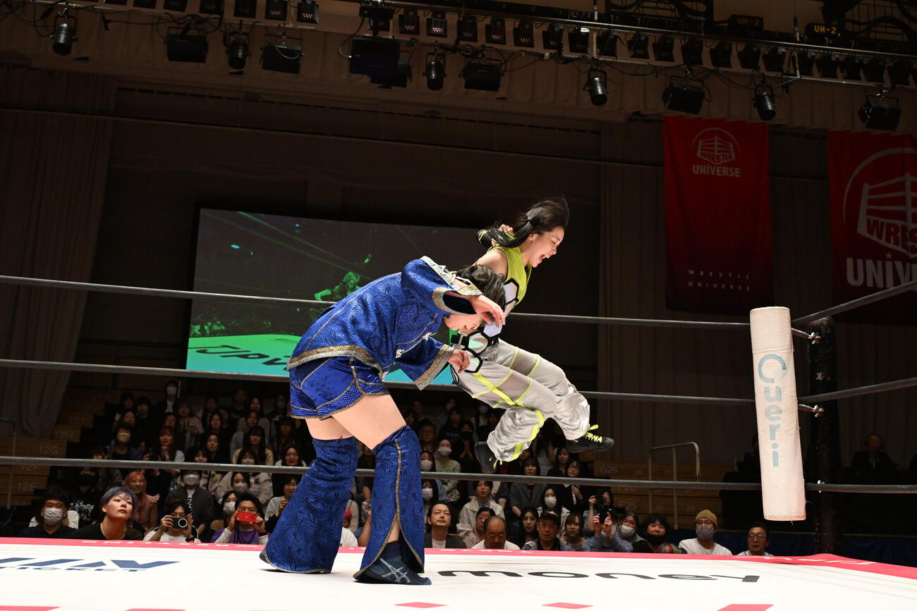 桐生真弥（左）にフェイスクラッシャーを浴びせる鈴芽（C）東京女子プロレス