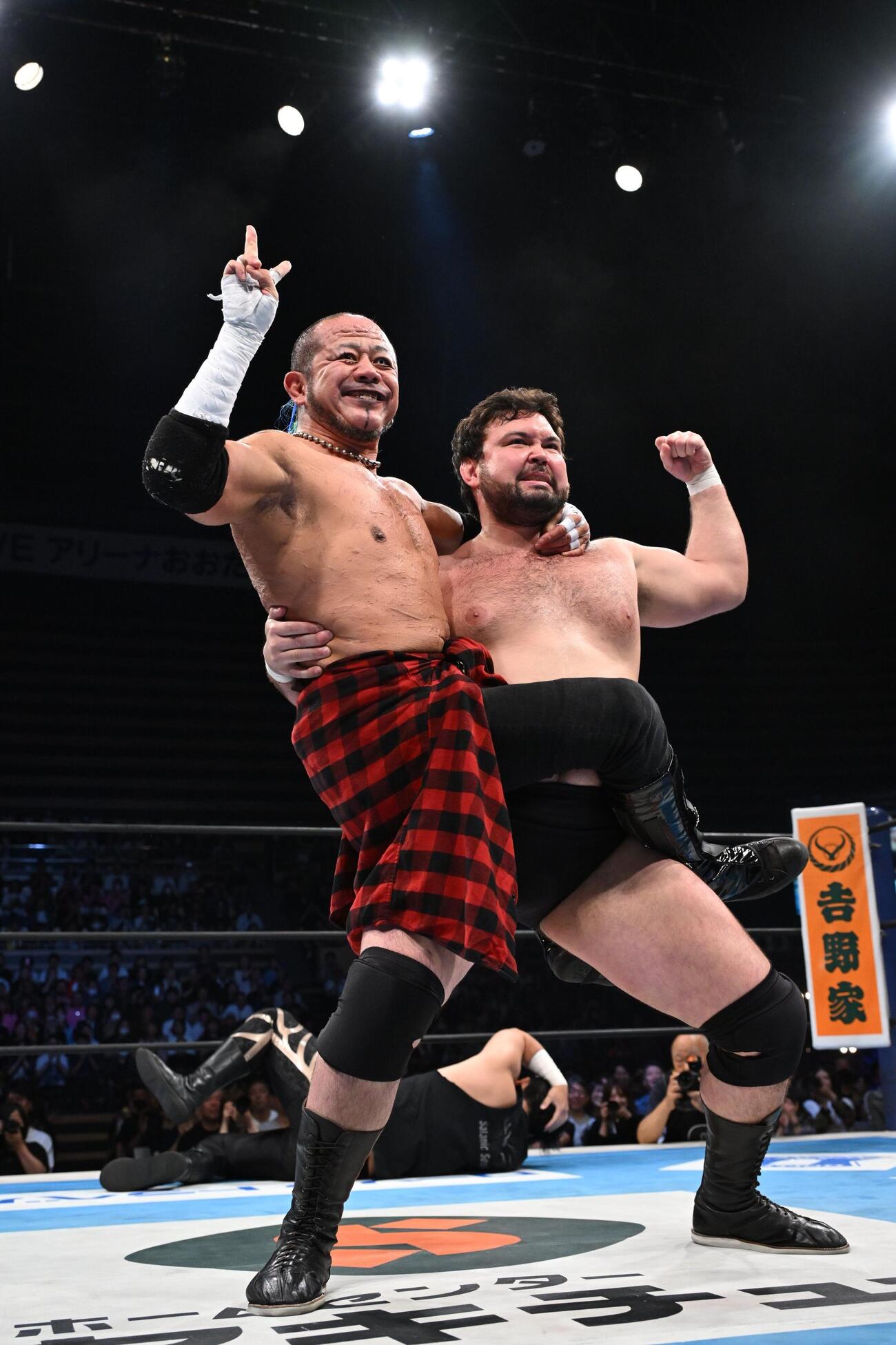 葛西純はウルフアロンに飛びつきポーズ（C）新日本プロレス